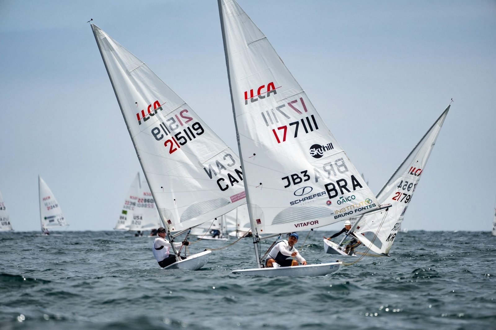 Veleiro ILCA 7 BRA 177111 com a marca do Instituto Bruno Fontes na vela, em regata internacional